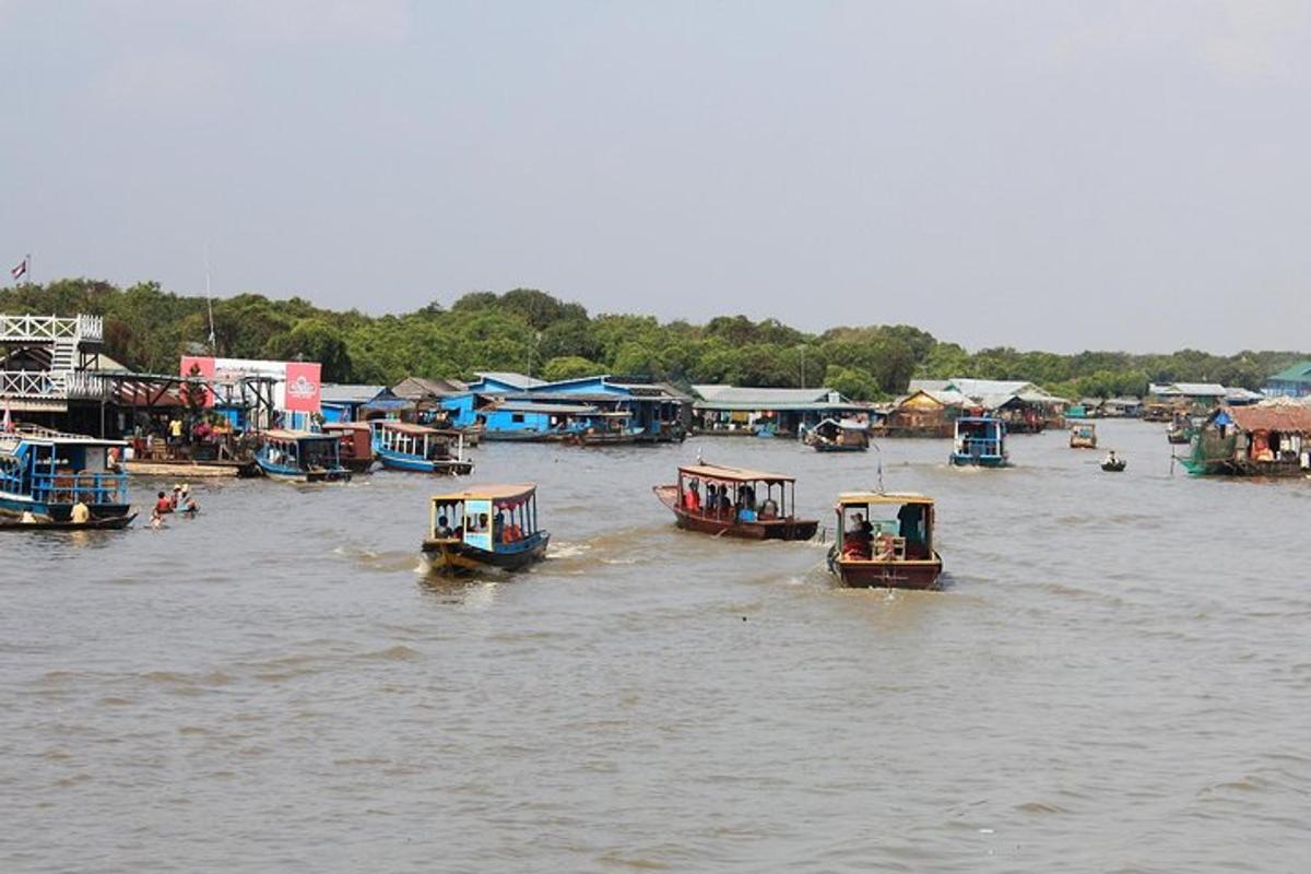 một nhóm thuyền trên sông có nhà