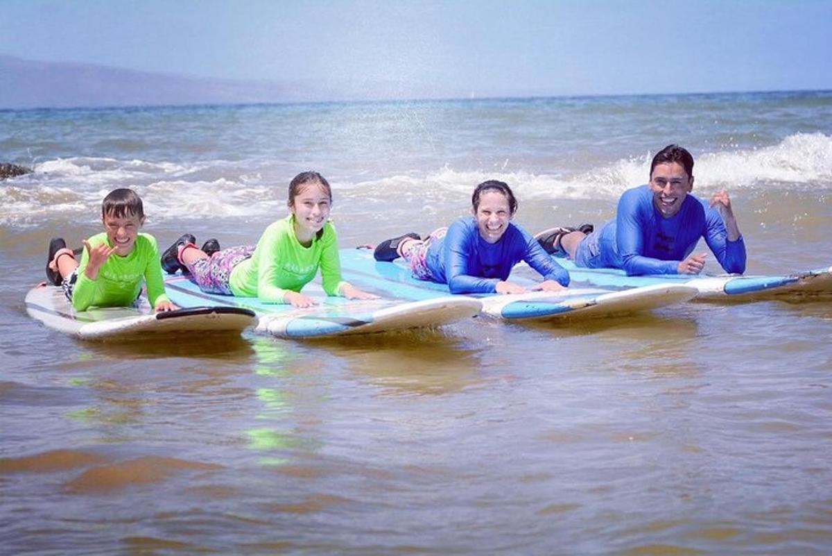 en gruppe mennesker som legger seg på surfebrett i havet