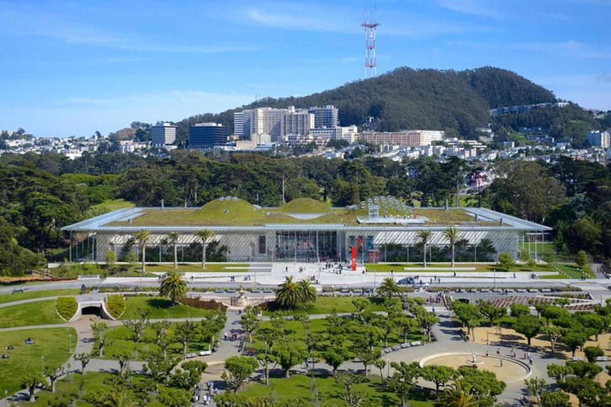 sebuah bangunan besar dengan taman di hadapan sebuah bandar