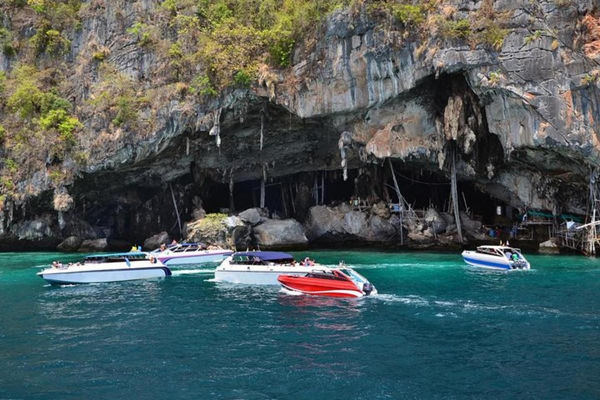 sekelompok perahu di air dekat gua