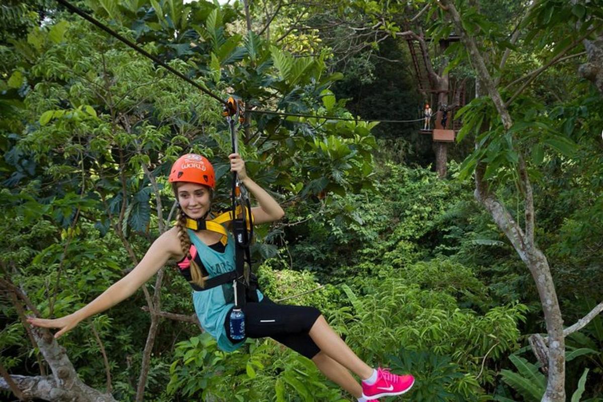 una mujer en una tirolesa en la jungla