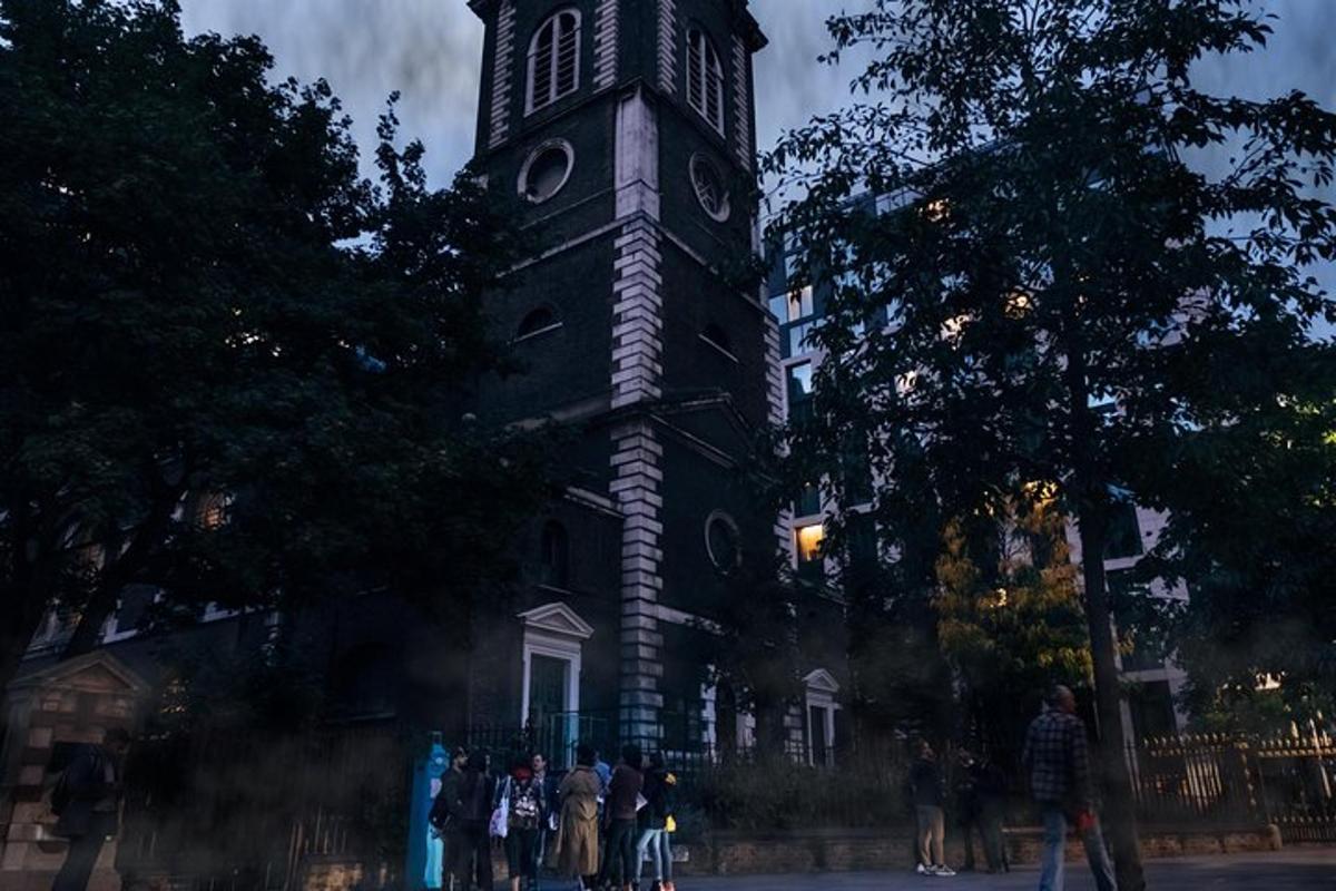 vysoká budova s hodinovou věží před ní