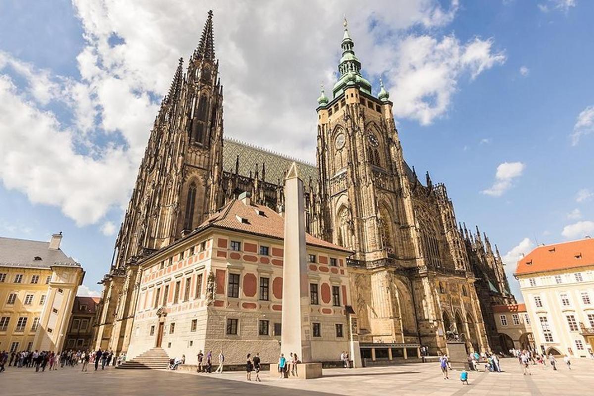 Una gran catedral con una torre de reloj delante de ella.