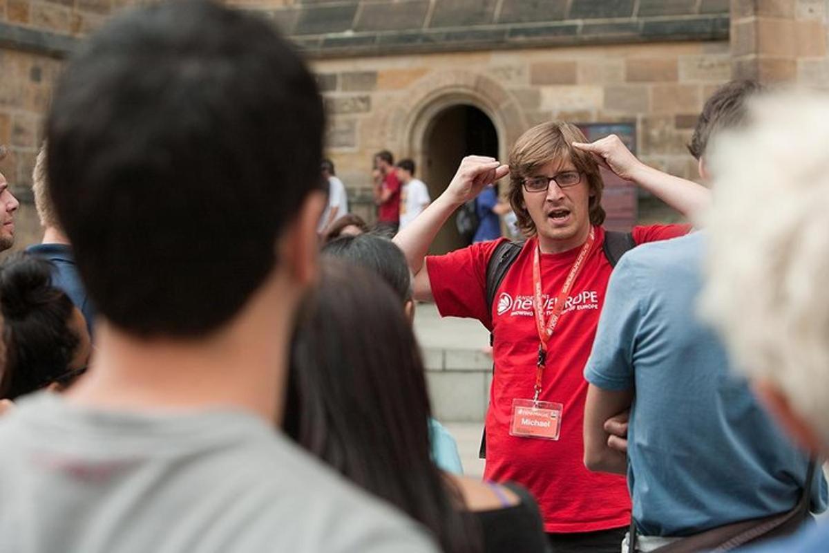 Un hombre de pie entre una multitud de personas