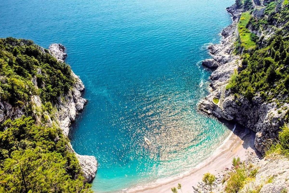 una vista aerea di una spiaggia vicino all'oceano