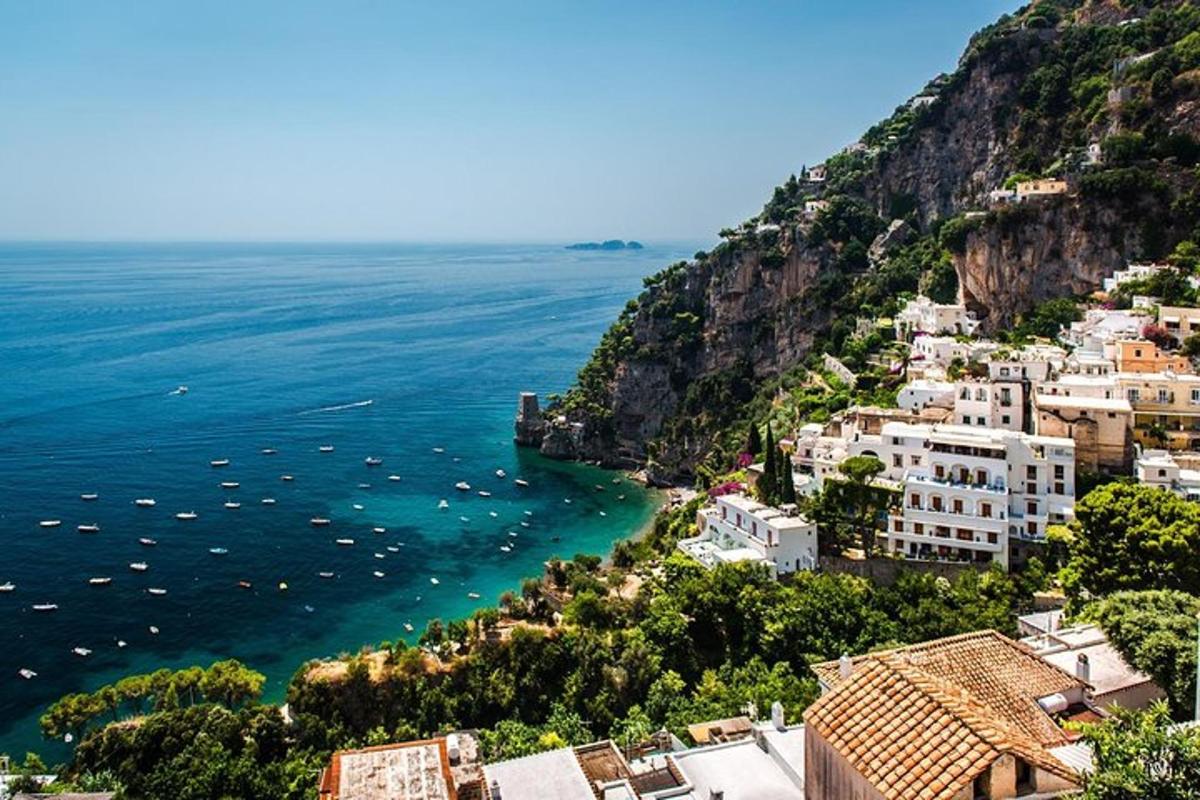 pemandangan pantai amalfi dengan bangunan dan lautan