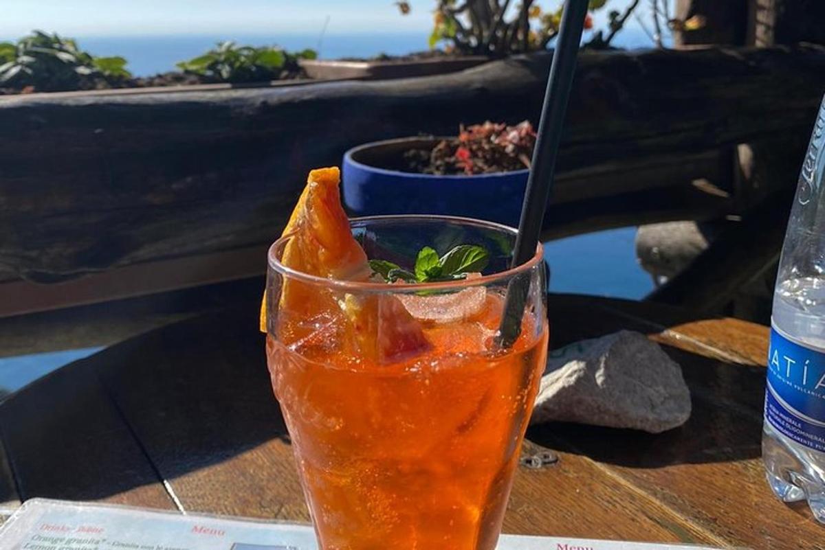 una bevanda con un cucchiaio in un bicchiere su un tavolo
