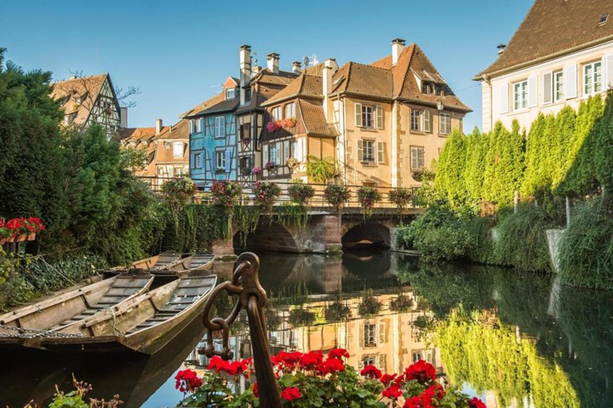 eine Brücke über einen Fluss mit Booten und Gebäuden
