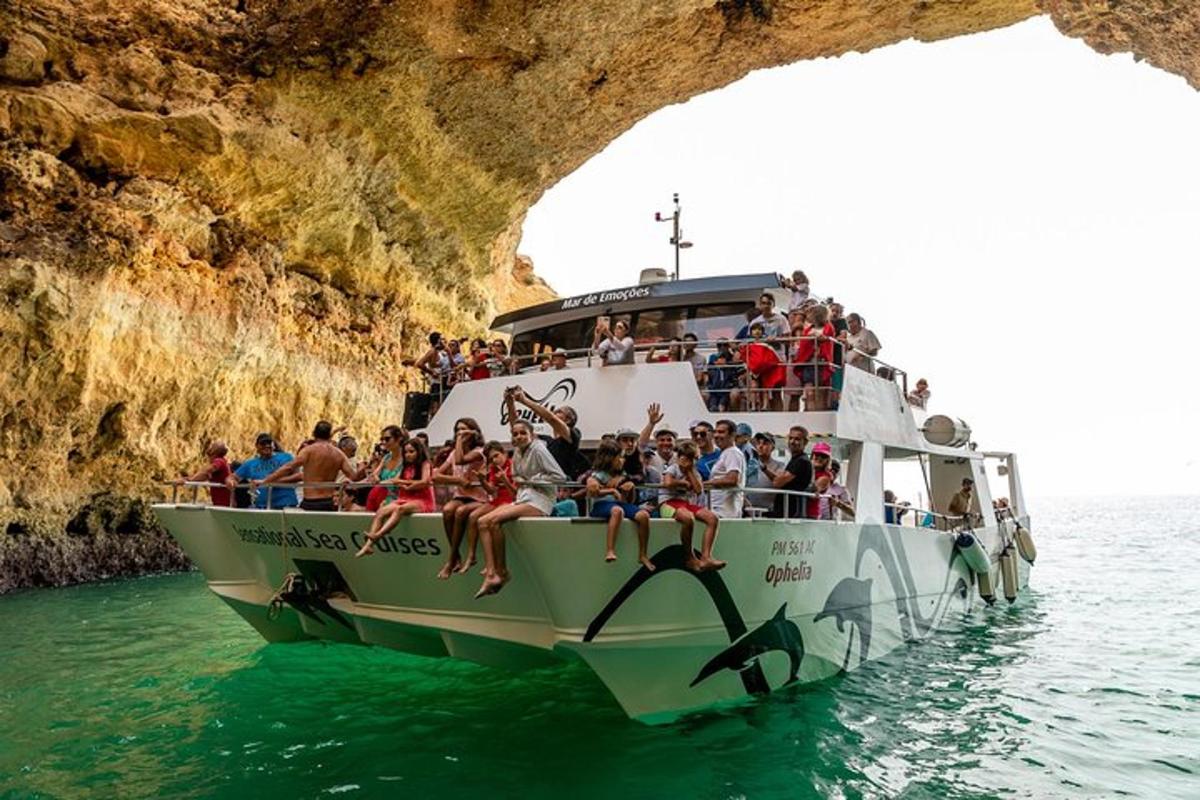 un gruppo di persone su una barca in acqua