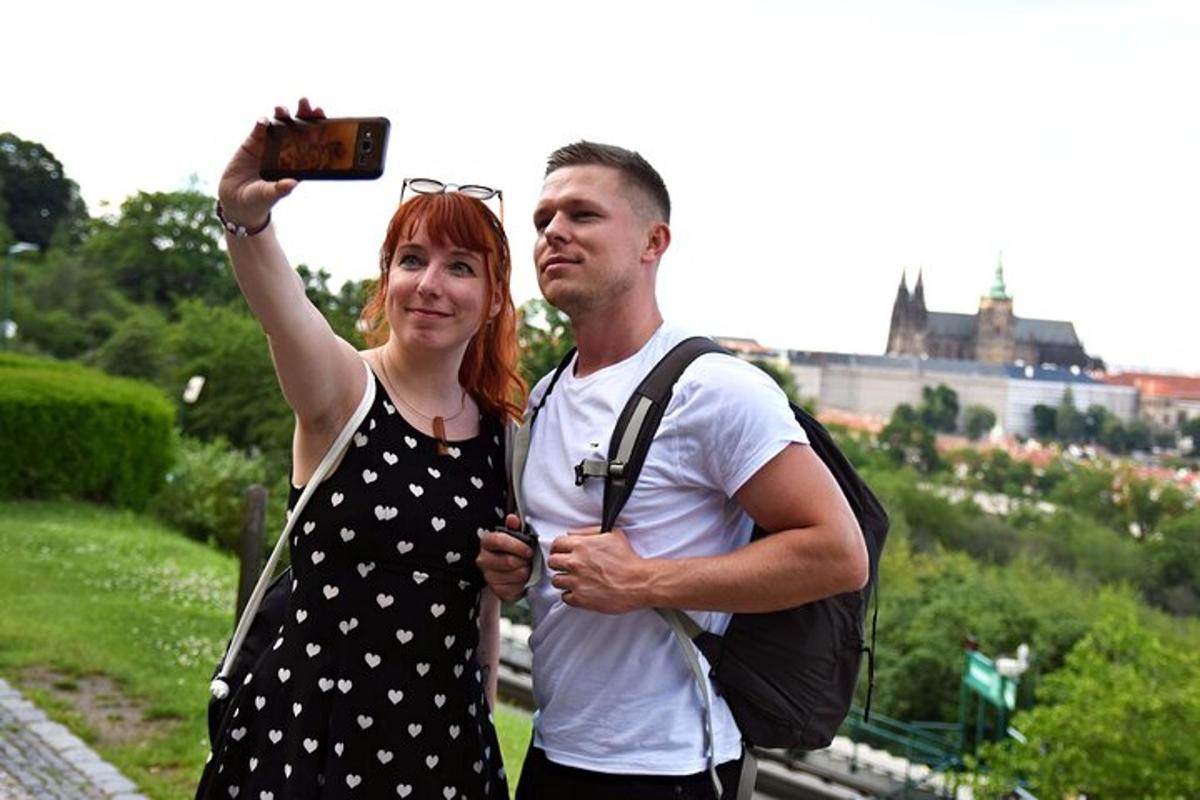muž a žena fotí se fotoaparátem