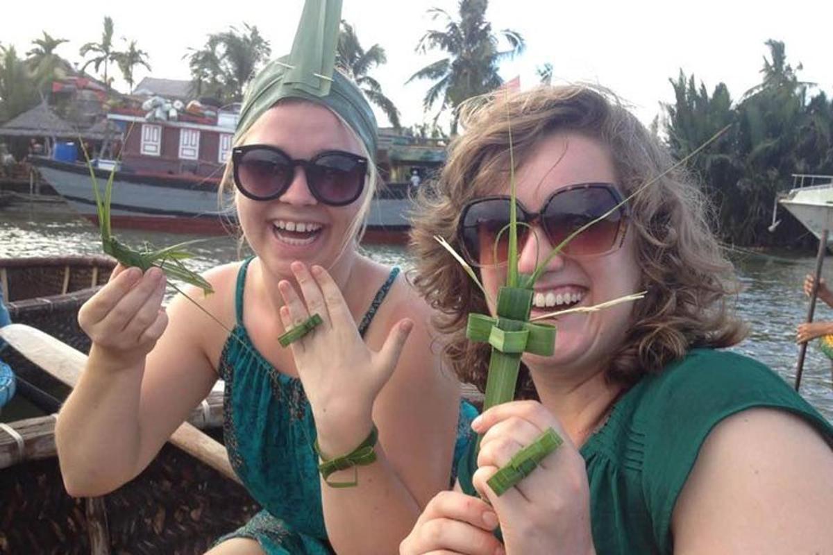 duas mulheres estão segurando plantas na água