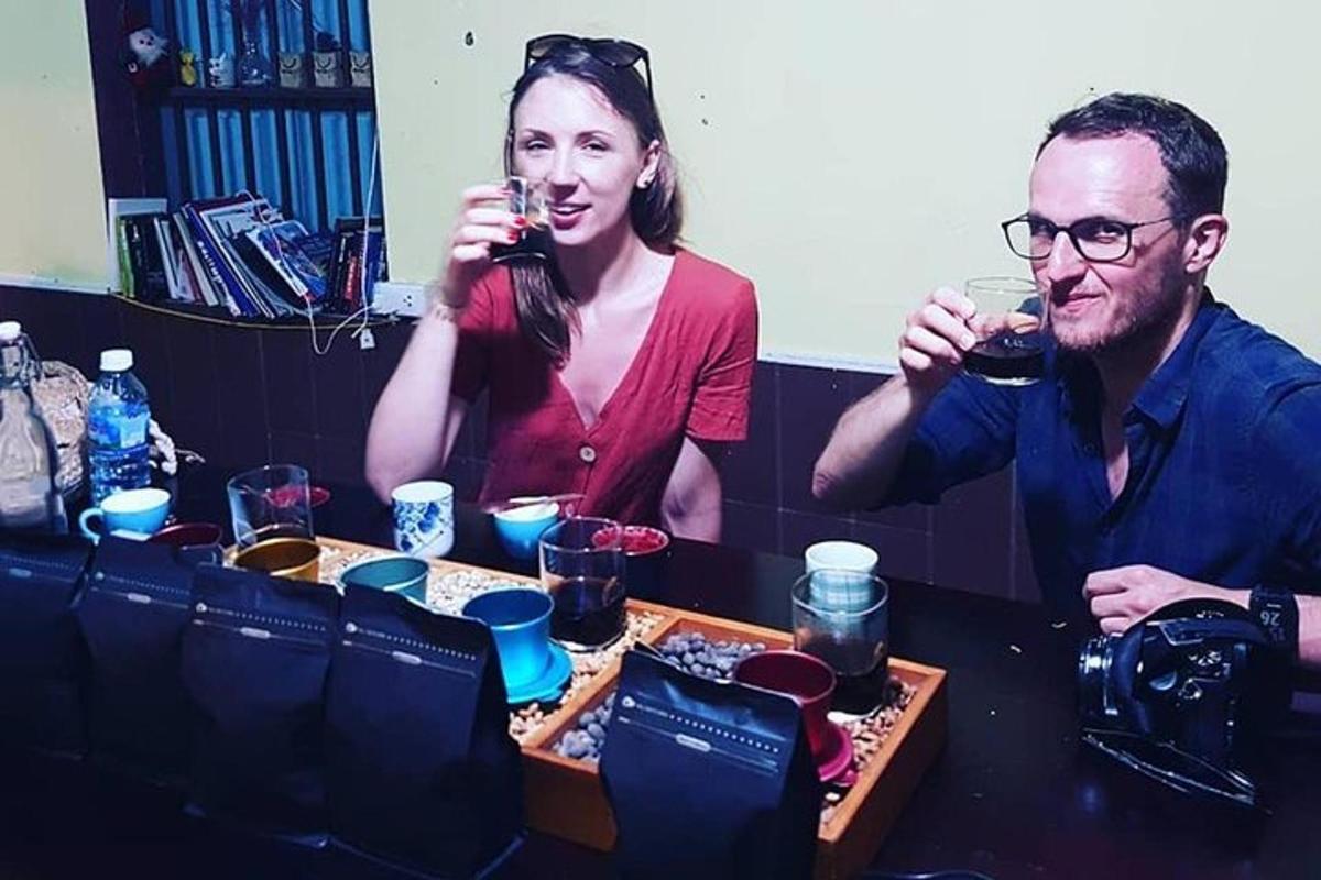 un uomo e una donna che bevono vino a un tavolo