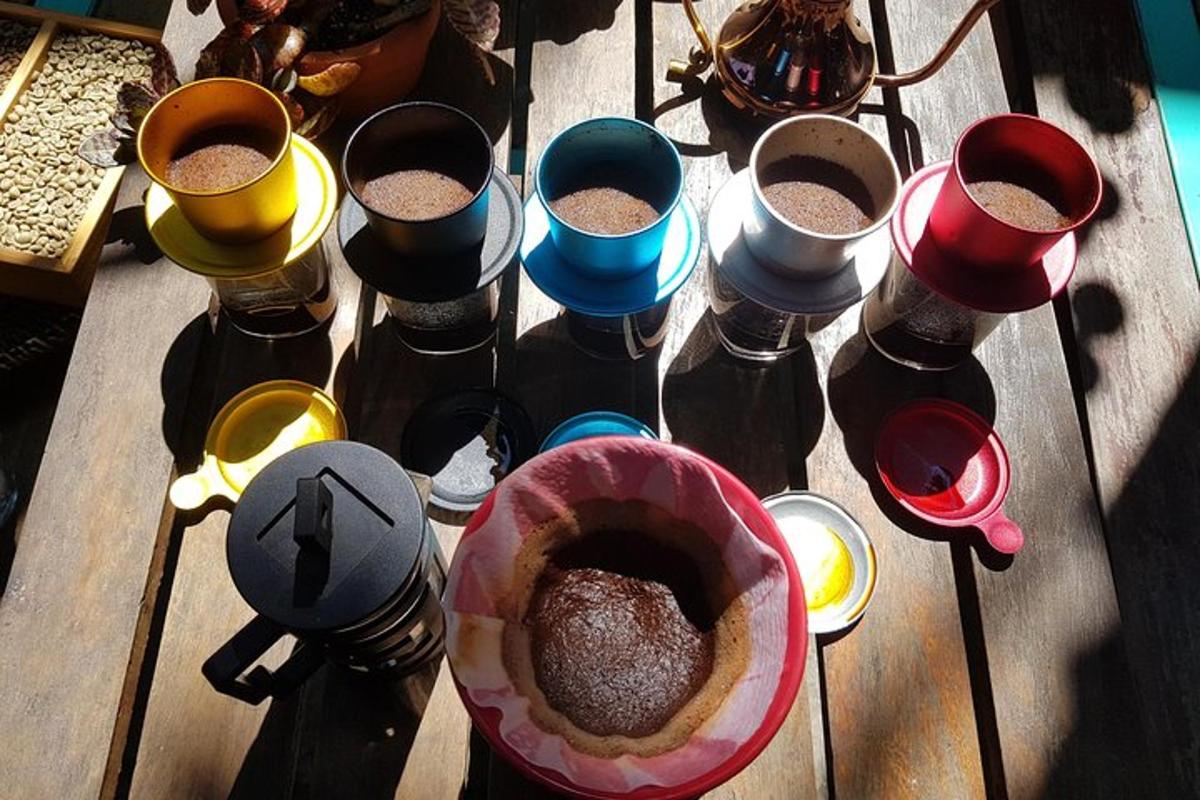 un gruppo di diversi tipi di caffè su un tavolo di legno