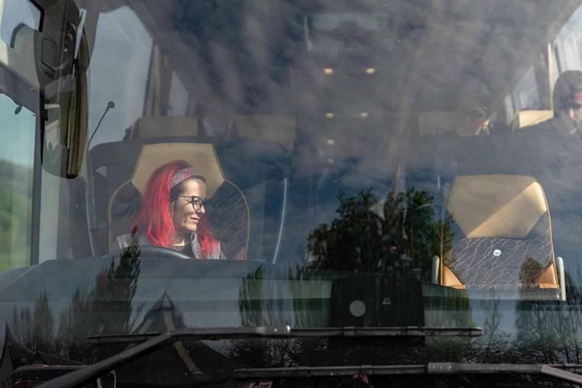 žena s rudými vlasy sedící v autobuse