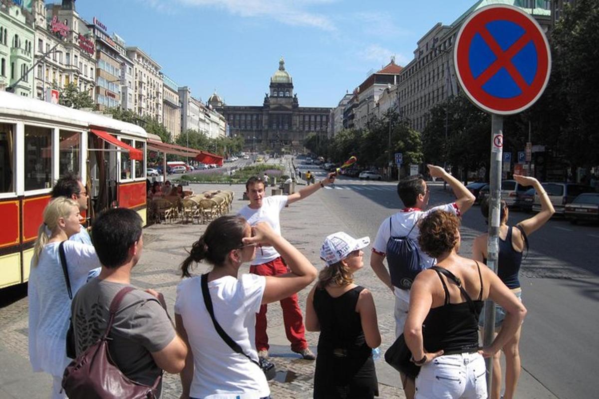 un gruppo di persone in attesa di un autobus in strada