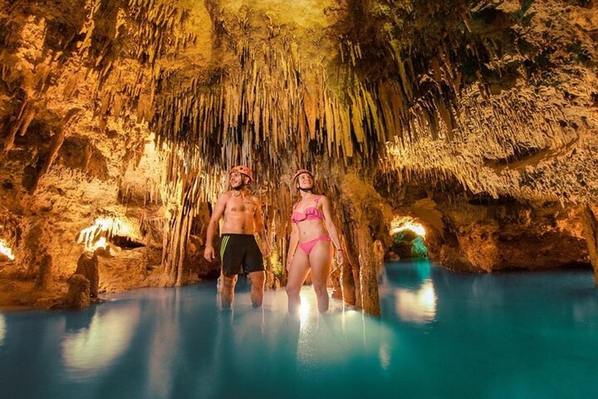 un uomo e una donna in piedi nell'acqua in una grotta