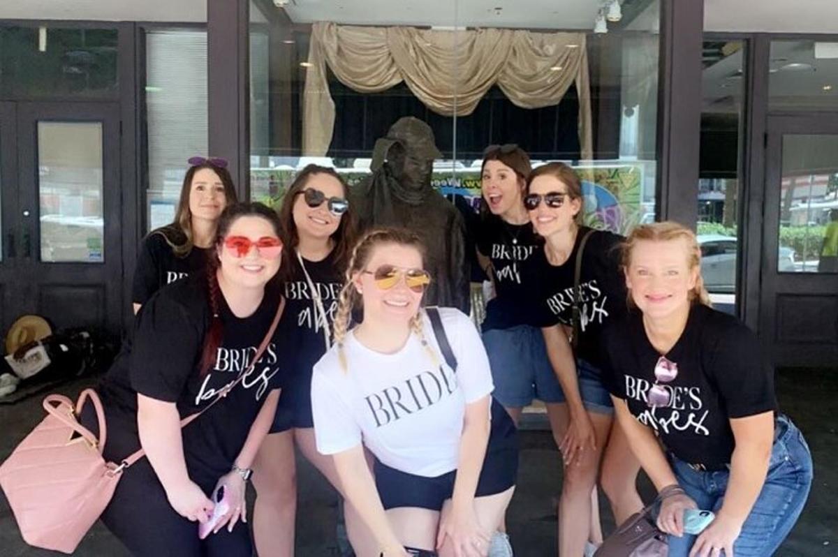 um grupo de pessoas vestindo camisas pretas posando para uma foto