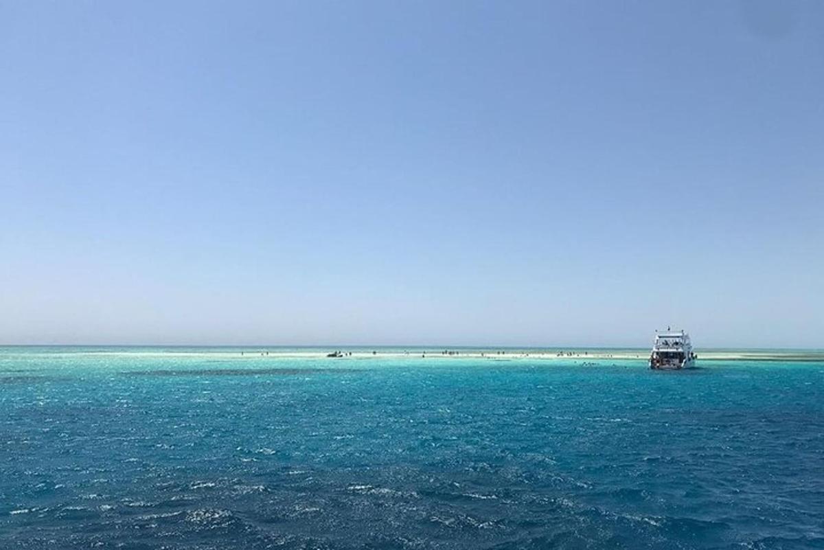 isang bangka sa gitna ng karagatan