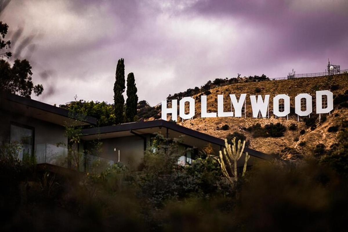 Dům s hollywoodským nápisem na kopci