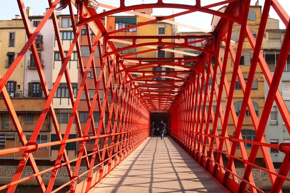 un ponte rosso con una persona che ci cammina sopra