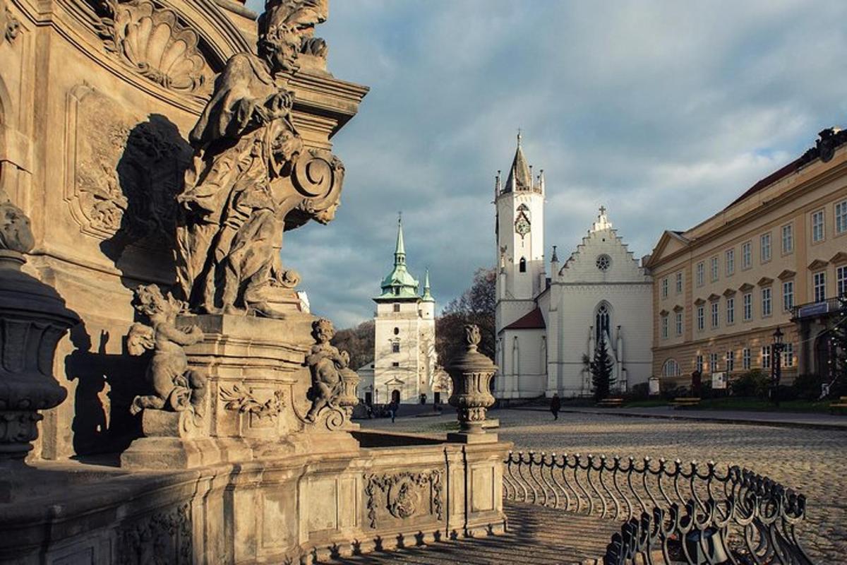 ein Brunnen in der Mitte einer Straße mit Gebäuden