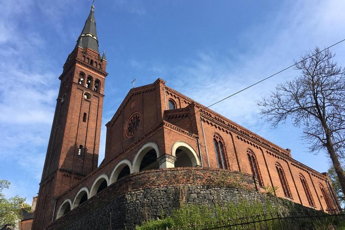 ein großes Backsteingebäude mit einem Uhrenturm