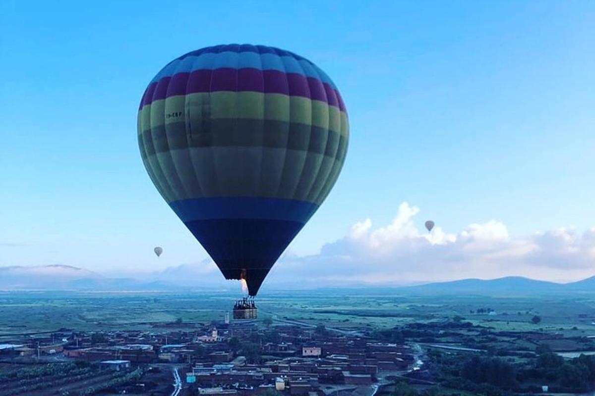 una mongolfiera che vola sopra una città
