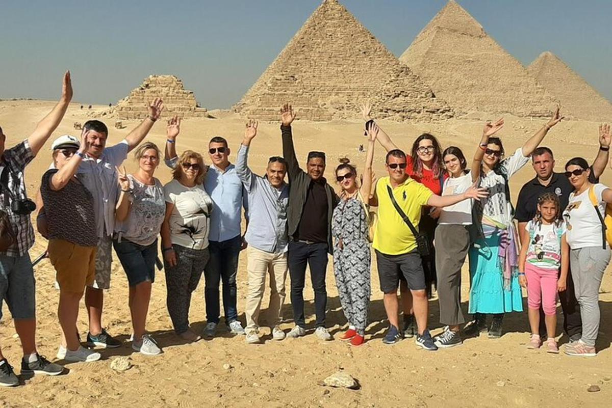 مجموعة من الأشخاص يقفون أمام الأهرامات
