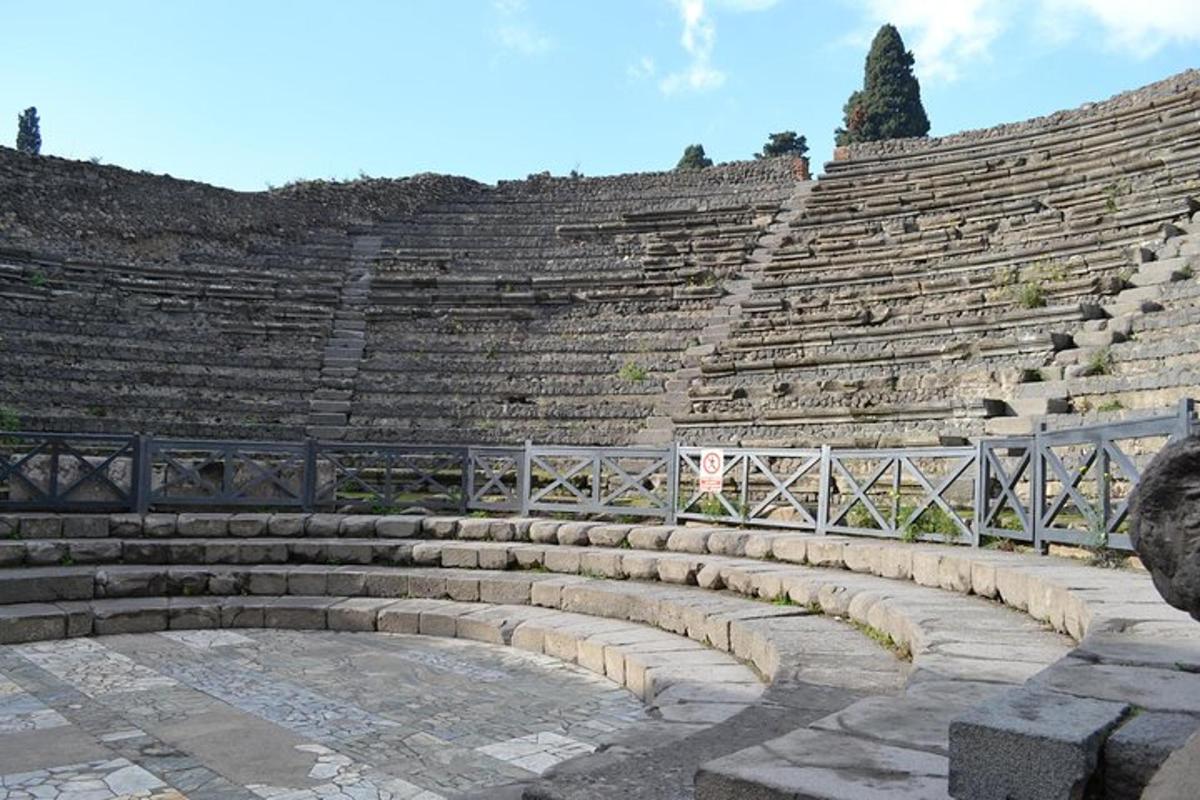 Egy üres amfiteátrum kőülésekkel az Aiseumban