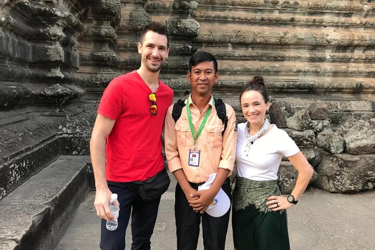 een man en een vrouw staan voor een tempel