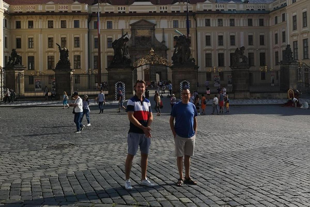 dos homes drets davant d'un gran edifici