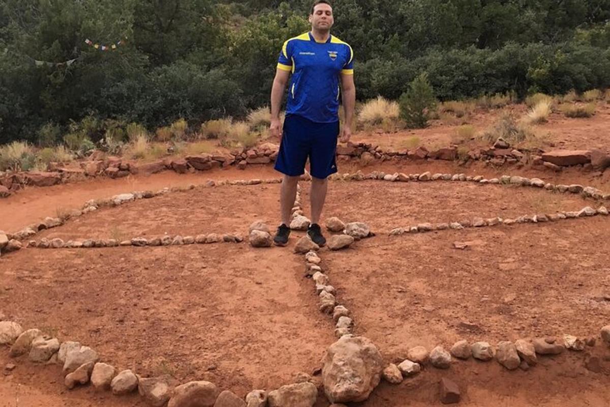 ένας άντρας που στέκεται στη μέση ενός κύκλου από πέτρες