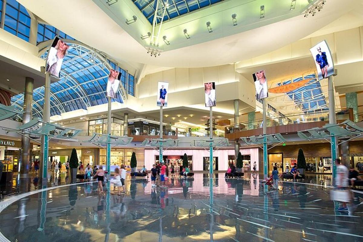 um shopping com pessoas andando por ele
