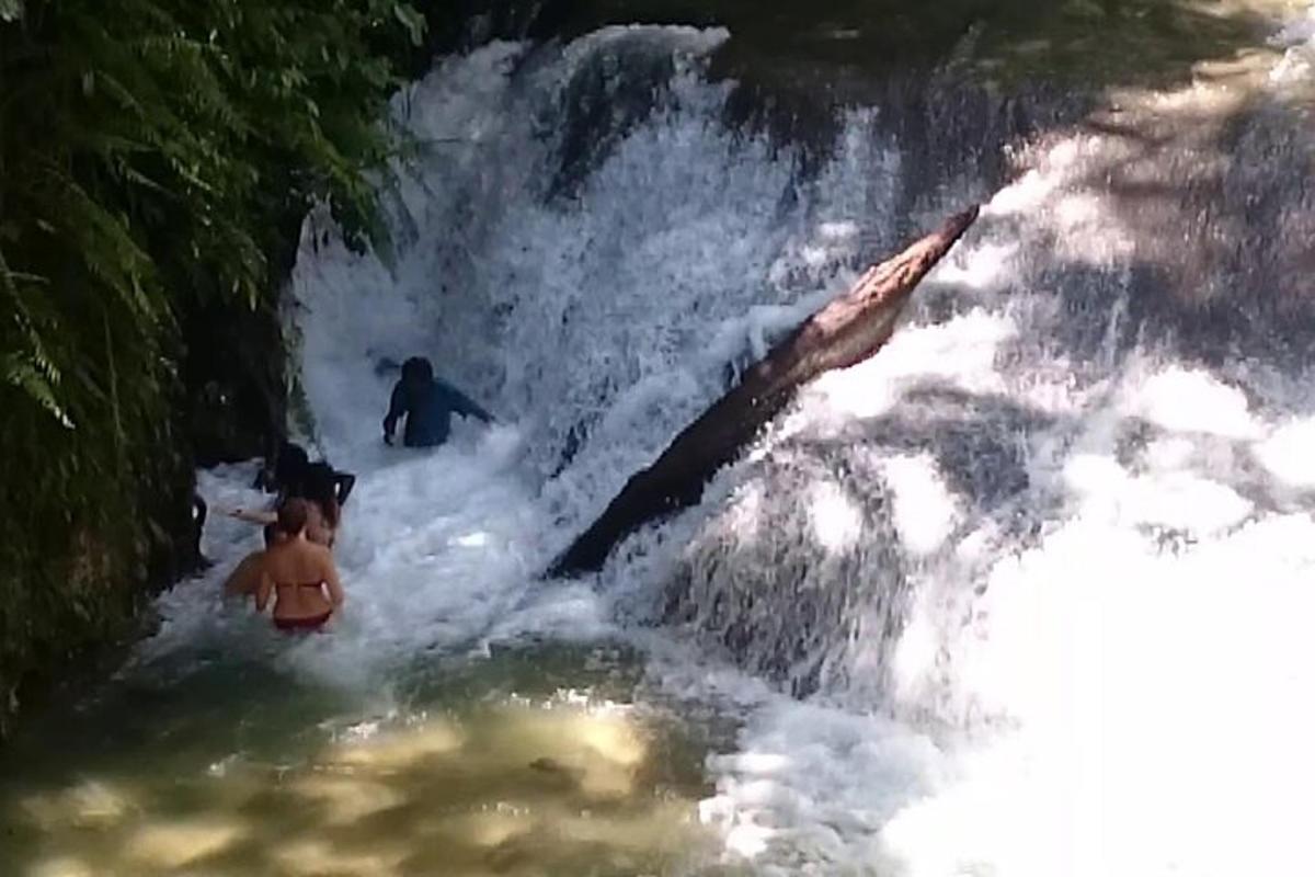 Un grupo de personas surfeando en una cascada