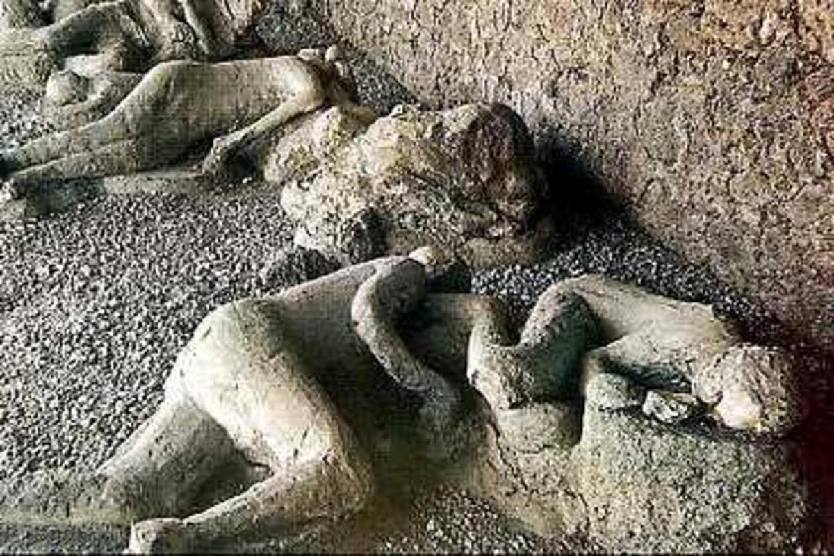 una statua di un uomo sdraiato a terra