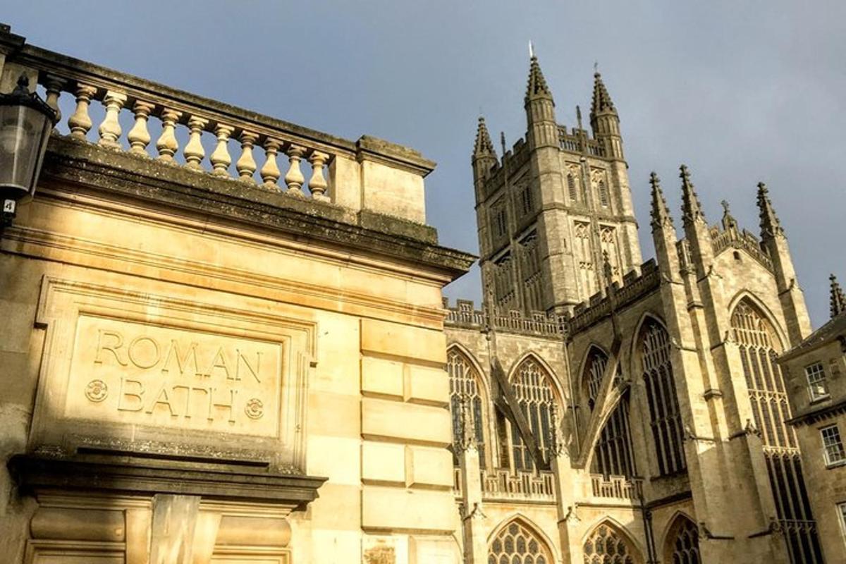 un edificio con una torre de reloj frente a una catedral