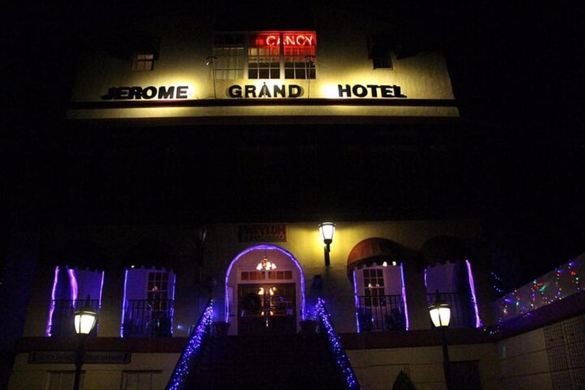 un edificio con un grande hotel di notte