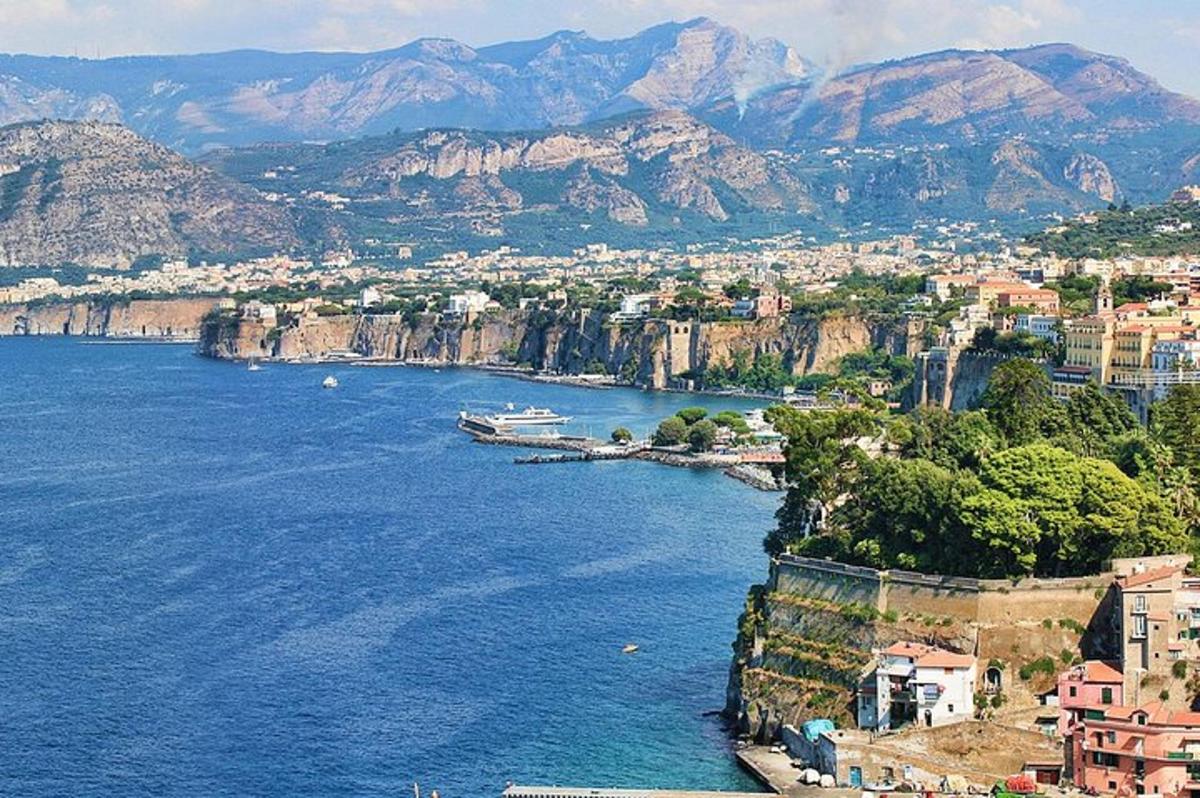 un grande specchio d'acqua con una città e montagne