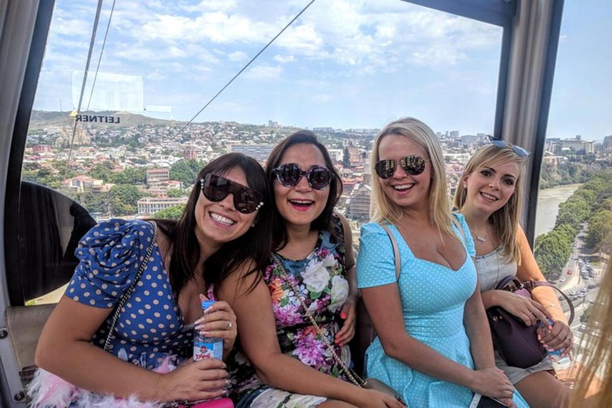 skupina žen pózujících pro fotografii na horské dráze