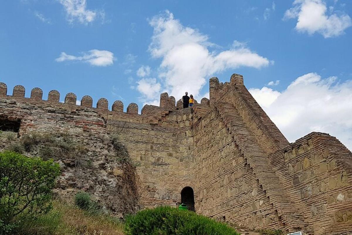 dva lidé stojící na vrcholu hradu