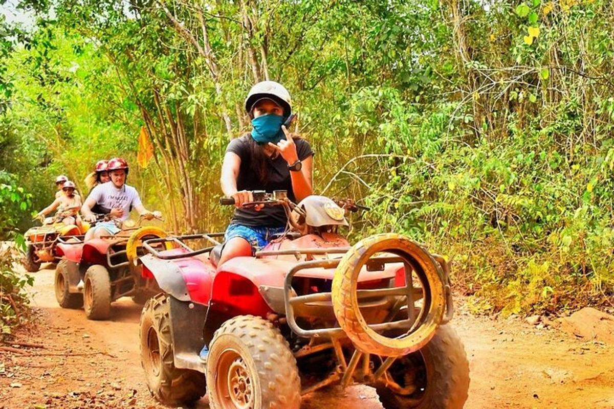 một nhóm người đang lái xe địa hình trên một con đường đất