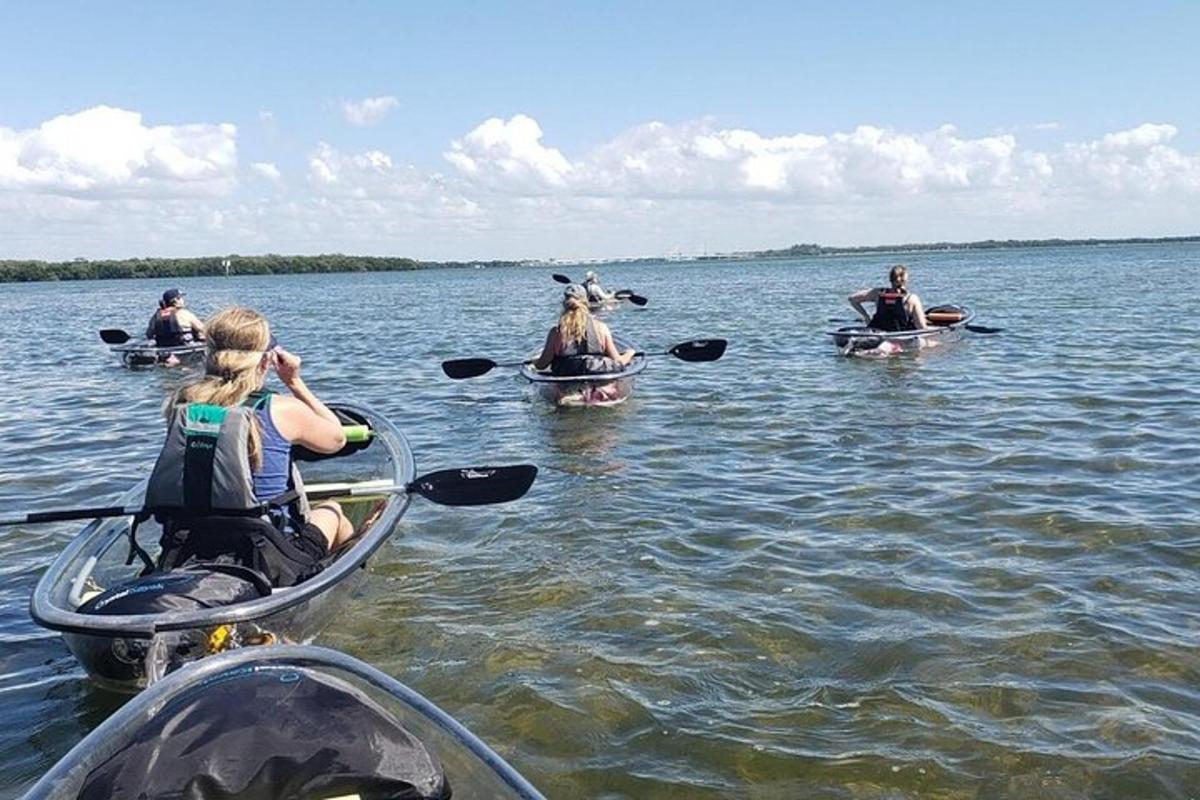 sekumpulan orang dalam kayak di dalam air