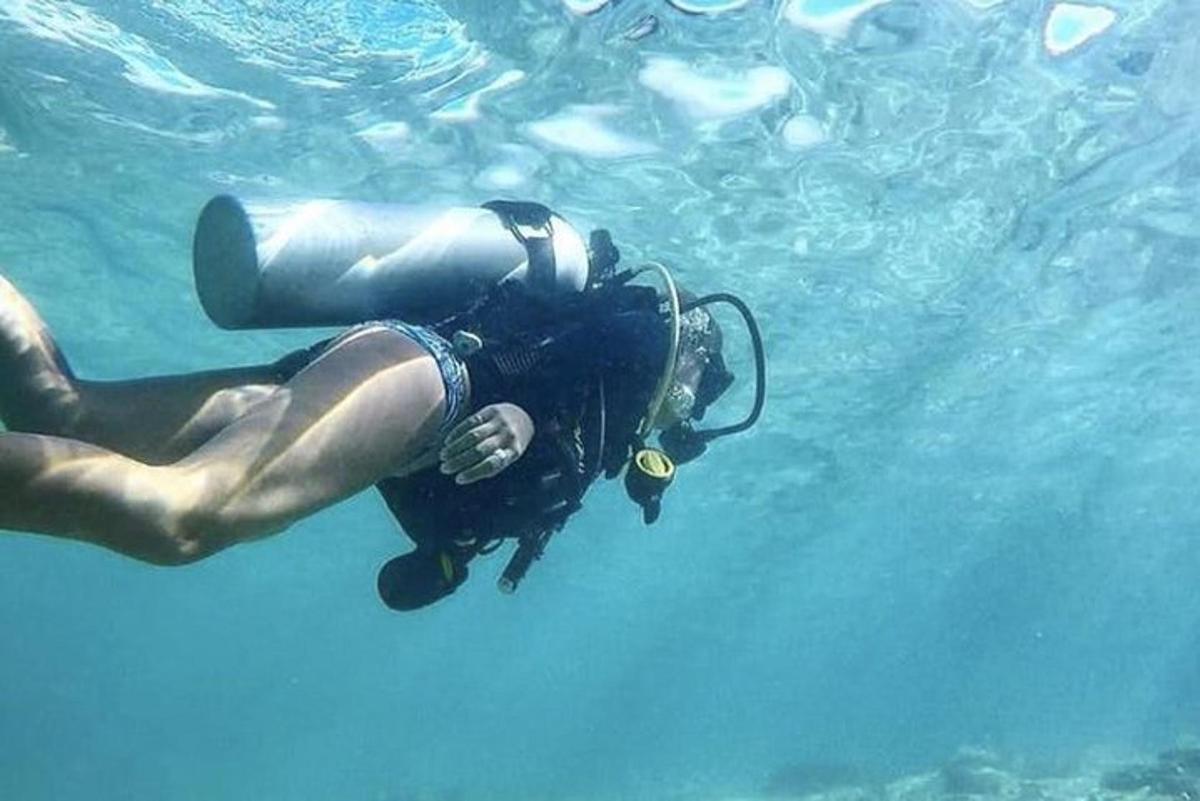 osoba pływająca w wodzie oceanu