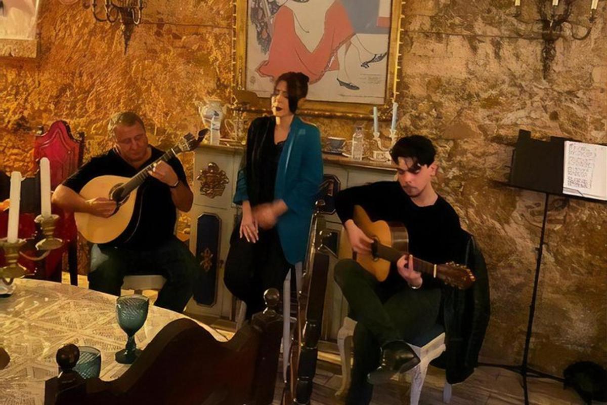 skupina lidí hrajících na kytaru a stojící žena