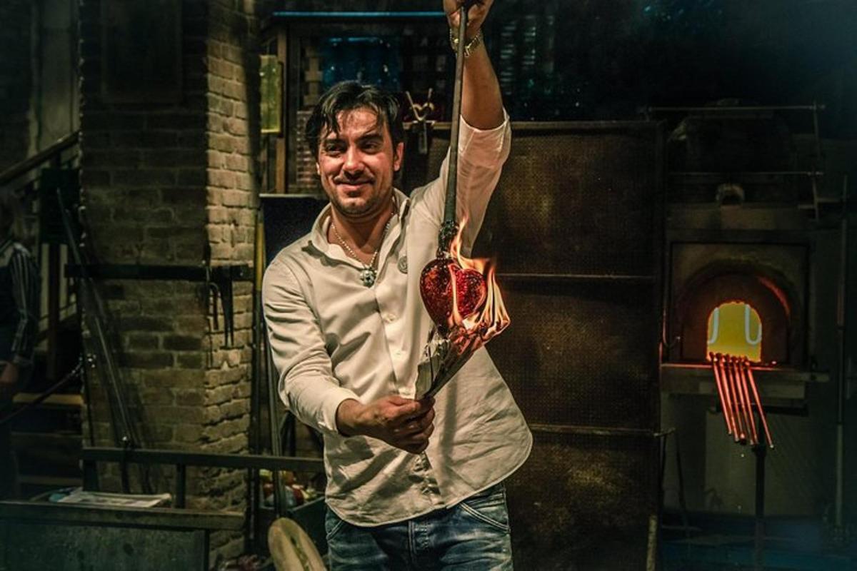 un uomo che tiene in aria una racchetta