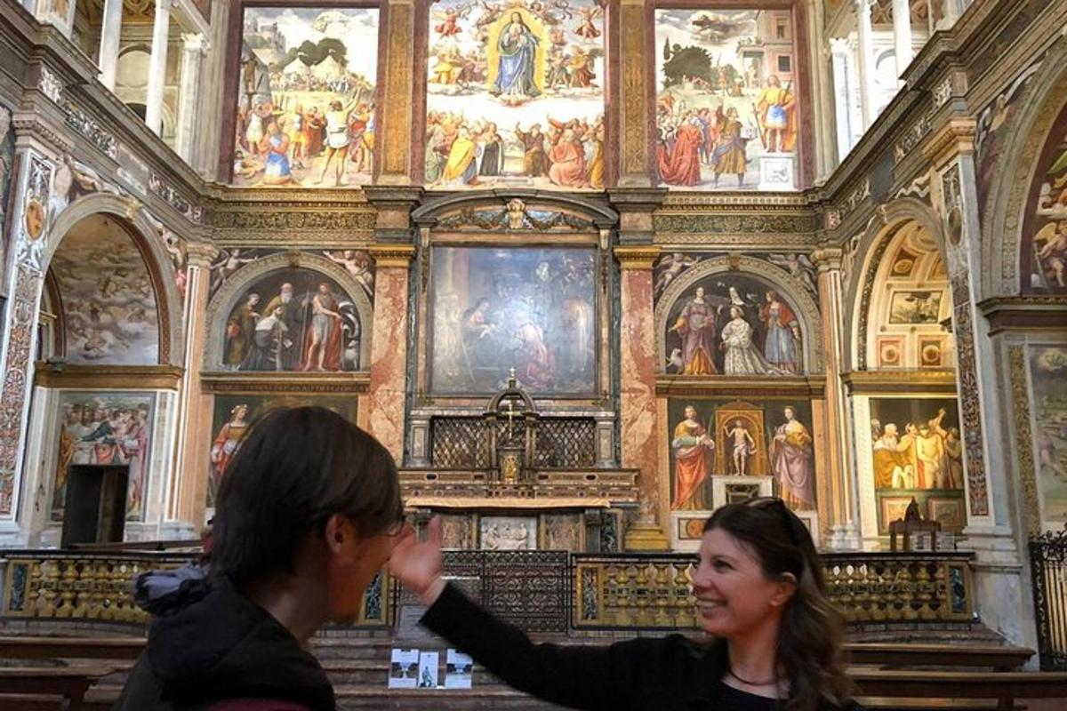 žena fotící ženu v kostele