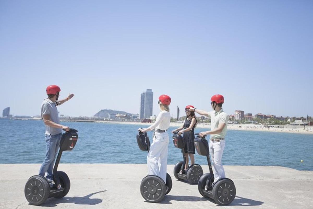 hópur fólks á segway-bátum við vatnið