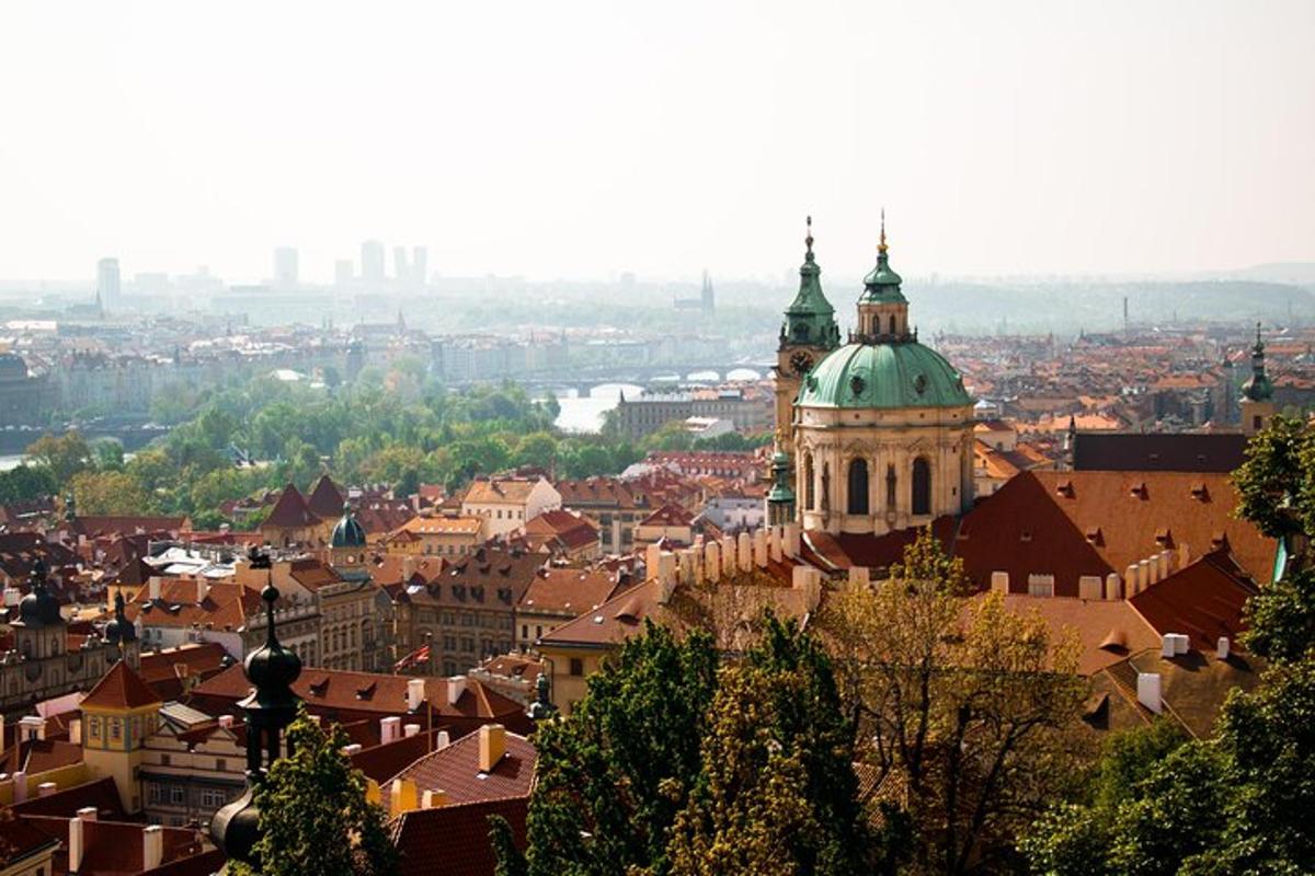 pohled na město s hodinovou věží