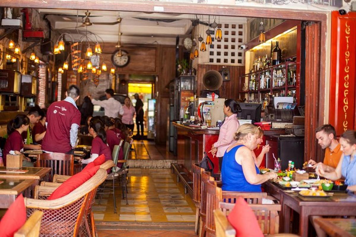 un grupo de personas sentadas en mesas en un restaurante