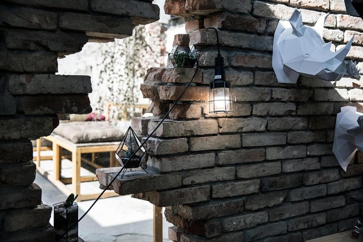 Una pared de ladrillos con una luz encendida